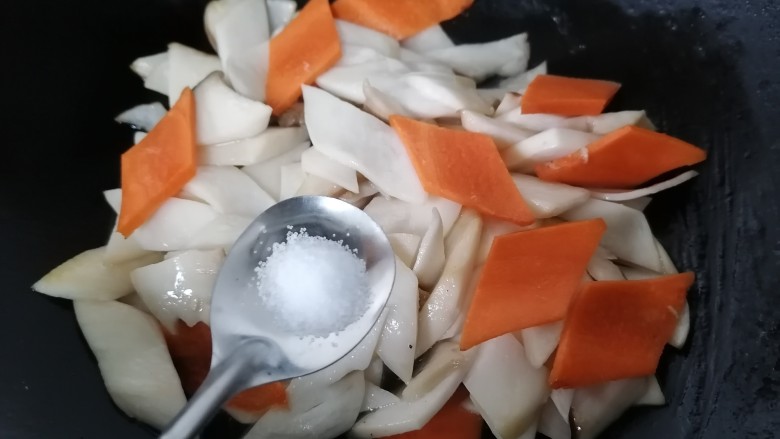 青椒炒杏鲍菇,加入一勺盐调味