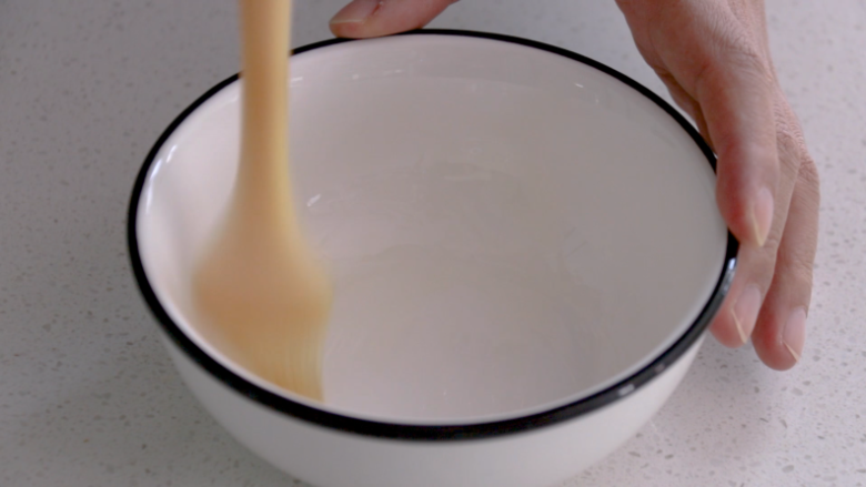 瑶柱鸡蛋羹,先用刷子在蒸蛋容器底部和四周薄薄地刷上一层油，这样吃完蒸蛋的碗盘容易洗刷