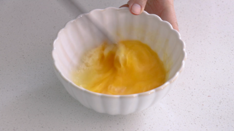 瑶柱鸡蛋羹,搅拌均匀，蛋与水的比例为1：1.5
