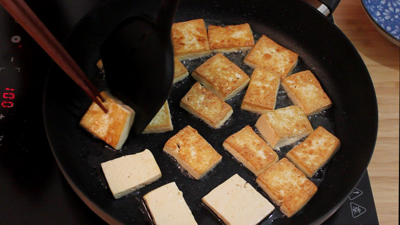 2块钱的糖醋香煎豆腐，给肉都不换,热锅热油，放入豆腐，煎至两面金黄即可