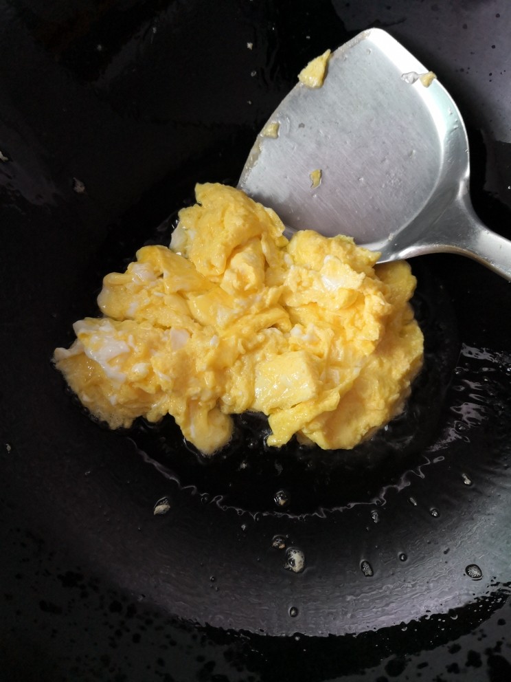 榨菜炒鸡蛋,待蛋液凝固用铲子边炒边叉成小块，盛出备用