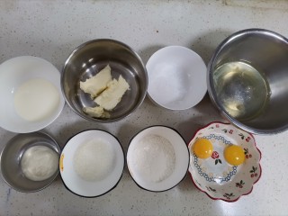 半熟芝士蛋糕,称好所有食材备用，把蛋黄和蛋清分离在2个无水无油的容器里