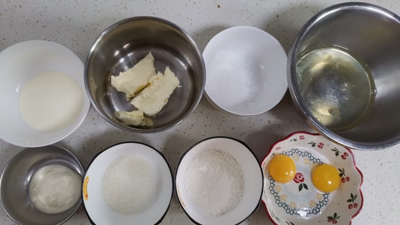 半熟芝士蛋糕,称好所有食材备用，把蛋黄和蛋清分离在2个无水无油的容器里