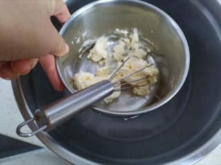 半熟芝士蛋糕,先来制作芝士糊，将奶油奶酪隔热水搅拌至顺滑