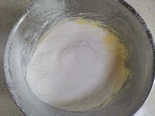 半熟芝士蛋糕,筛入低筋面粉和玉米淀粉