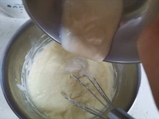 半熟芝士蛋糕,加入酸奶和玉米油搅拌均匀至顺滑状态
