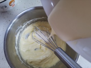 半熟芝士蛋糕,加入淡奶油搅拌均匀至顺滑状态