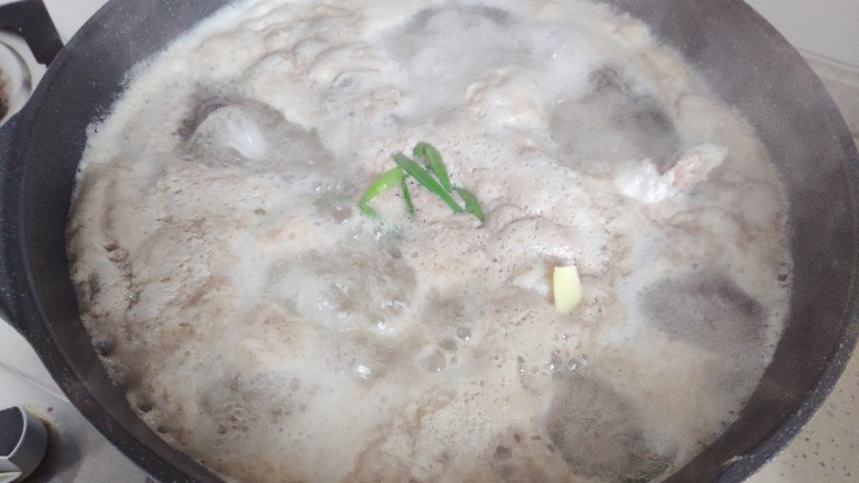 黄豆猪脚汤,大火煮七八分钟（水开后开始计时）