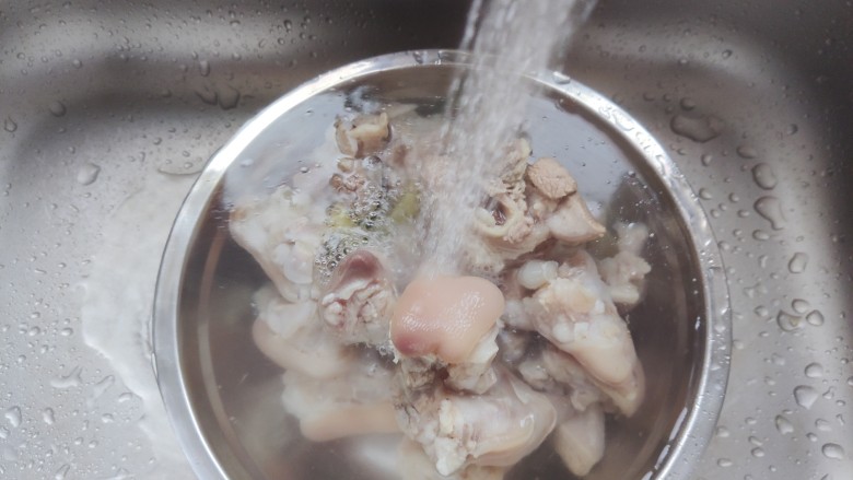 黄豆猪脚汤,煮好的猪脚用温水冲洗掉表面的脏东西（千万不要用冷水）