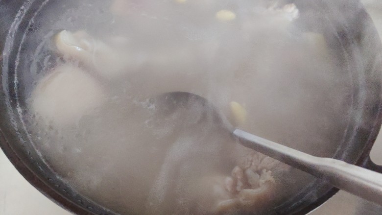 黄豆猪脚汤,稍稍搅拌一下