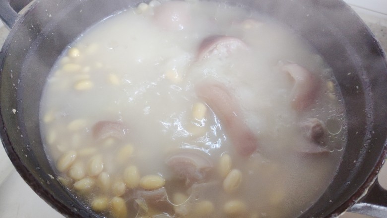 黄豆猪脚汤,两个小时之后，看，奶白色的汤，正！