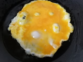鸡蛋炒河粉,锅内放油烧热倒入蛋液