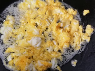 鸡蛋炒河粉,将鸡蛋炒成小块