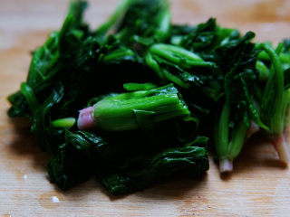 炒合菜,菠菜攥干水分，切寸段
