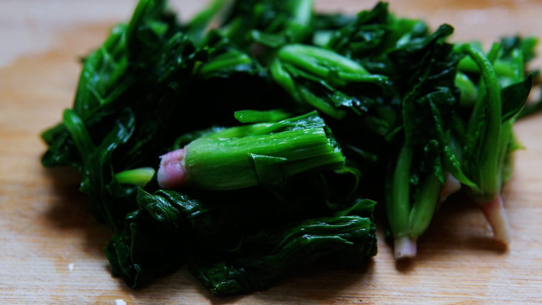 炒合菜,菠菜攥干水分，切寸段