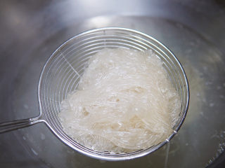 炒合菜,红薯粉焯水至透明状，捞出过冷水