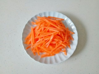 炒合菜,胡萝卜去皮切成细丝