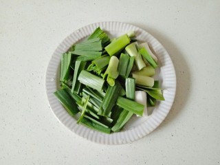 炒合菜,蒜苗清洗干净切成段