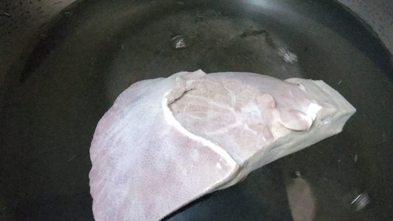 白切猪肝,冷锅冷水，加入猪肝
