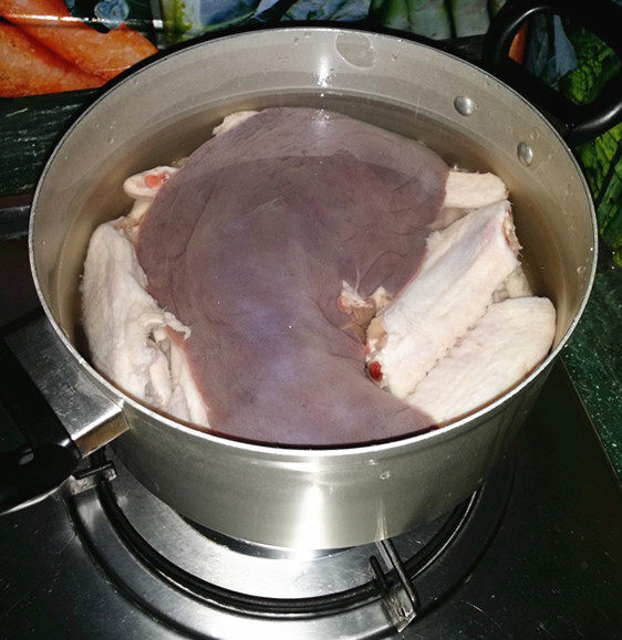 白切猪肝,用盐水浸泡10分钟，洗净，然后放入冷水锅中，加盖煮沸