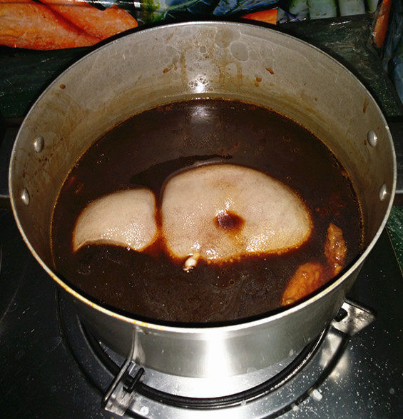 白切猪肝,放入老卤汁锅中，加盖大火