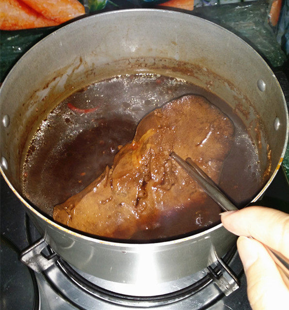 白切猪肝,小火焖煮20分钟左右，用筷子试试可否戳动