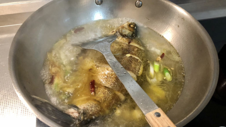 红烧武昌鱼➕豆腐红烧武昌鱼,加适量的热水，没过鱼身一多半