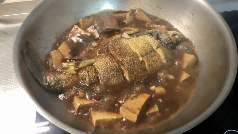 红烧武昌鱼➕豆腐红烧武昌鱼,转大火收汁到汤汁浓郁，喜欢鱼汤泡饭的可以多留一些汤汁