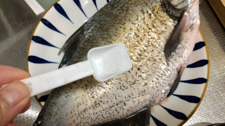 红烧武昌鱼➕豆腐红烧武昌鱼,鱼身两面抹上少许食盐