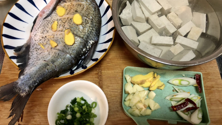 红烧武昌鱼➕豆腐红烧武昌鱼,全部食材准备好