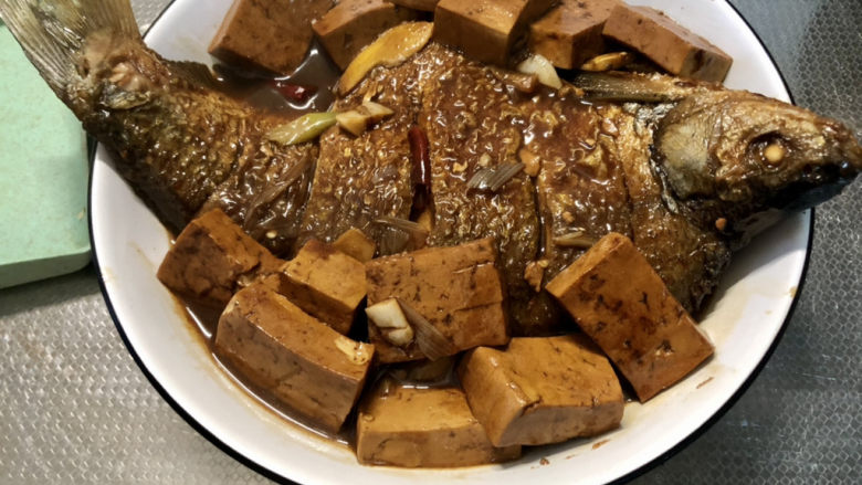 红烧武昌鱼➕豆腐红烧武昌鱼,出锅装盘