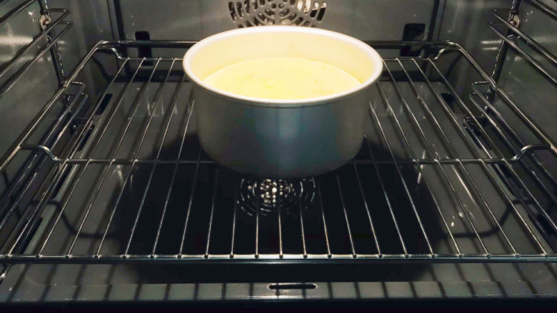 半熟芝士蛋糕,送进烤箱中，烤箱最下层的烤盘里加一层热水，烤网放在倒数第二层，蛋糕放在烤网上，利于水浴法低温烘烤
