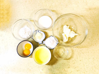 半熟芝士蛋糕,准备好食材，鸡蛋提前分离出蛋黄和蛋白，蛋白提前放进冰箱冷冻三分钟