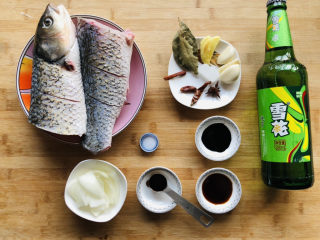 啤酒炖草鱼,先把需要的食材提前准备好。
