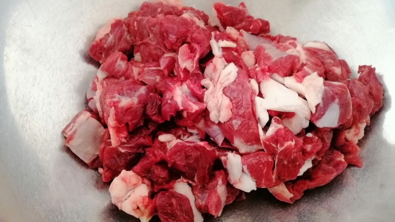 1分钟学会快手—烤箱版大肉串—超简单,牛腌肉切成小块，用水寖泡半小时去血水。