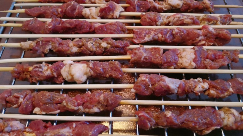 1分钟学会快手—烤箱版大肉串—超简单,将肉串交错摆放，受热更均匀！