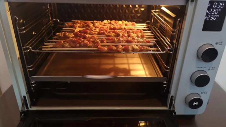 1分钟学会快手—烤箱版大肉串—超简单,烤箱上下火200℃烤制8分钟后，翻面刷油烤5分钟后，再次翻面刷油烤制3分钟出箱！