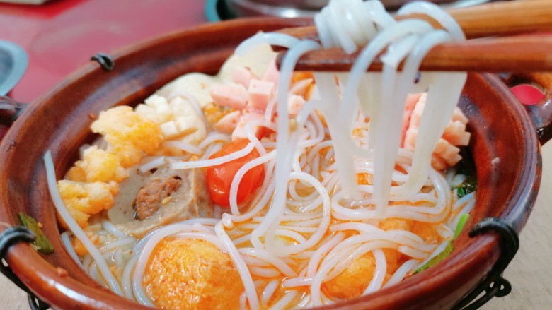 砂锅米线,吃的时候搅拌均匀即可食用