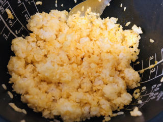 隔夜饭也能炒出新花样，黄金炒饭，大人小孩都喜欢,搅拌均匀，让米饭均匀的粘上蛋黄，这样炒出来的炒饭颜色好看。
