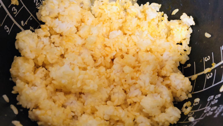 隔夜饭也能炒出新花样，黄金炒饭，大人小孩都喜欢,搅拌均匀，让米饭均匀的粘上蛋黄，这样炒出来的炒饭颜色好看。