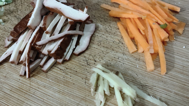 炒合菜,将豆芽、韭菜洗净，豆干、胡萝卜、将切丝备用。