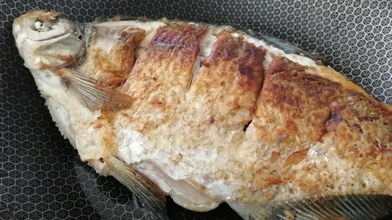 红烧武昌鱼,大约煎2-3分钟，翻面，把两面煎的焦黄。