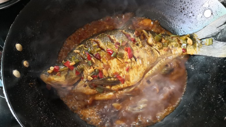 红烧武昌鱼,时间到了，开盖开大火收汁，至汤汁浓稠出锅