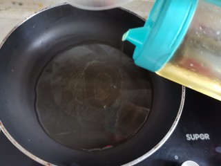 脆皮年糕,平底锅倒入适量的油