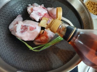 黄豆猪脚汤,猪脚洗干净冷水下锅，加入葱姜，料酒煮出血末