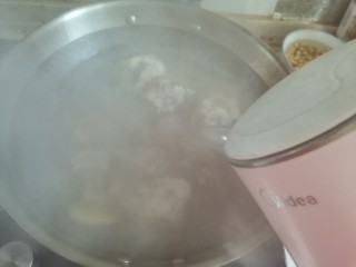 黄豆猪脚汤,加入一壶开水，大火煮起来