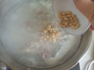 黄豆猪脚汤,汤煮至奶白色，下入黄豆