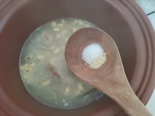黄豆猪脚汤,炖好加入适量的盐和鸡精