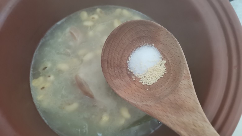 黄豆猪脚汤,炖好加入适量的盐和鸡精