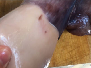 香辣鱿鱼圈,用刀在鱿鱼🦑身子的底部，用刀在表皮划开，鱿鱼外皮就很容易剥离，冲洗干净